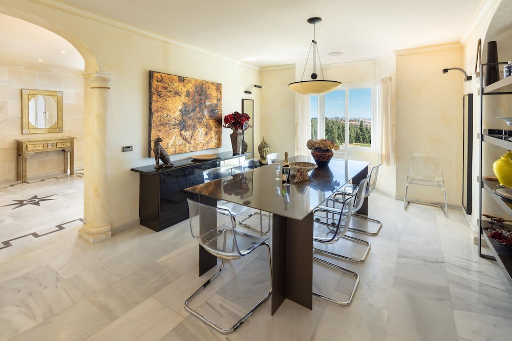 Large Luxury Family Villa 500m From Beach