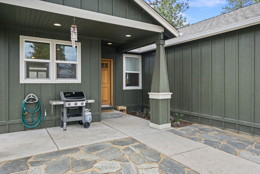 SW Decoy Home With Private Outdoor Living Space by Redawning view 4