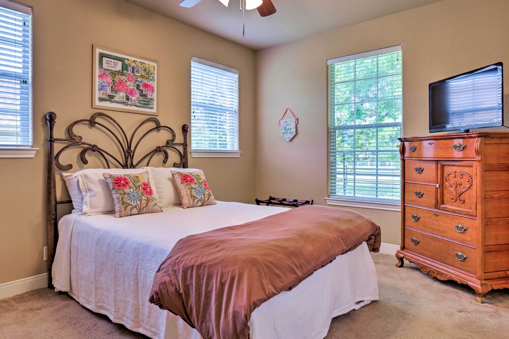 Cozy Texas Retreat w/ Patio, Grill & Horseshoes! view 4