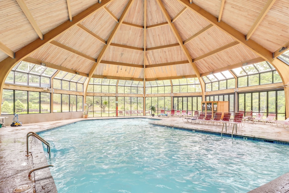 Modern Mountain Escape in Poconos: Walk to Slopes!
