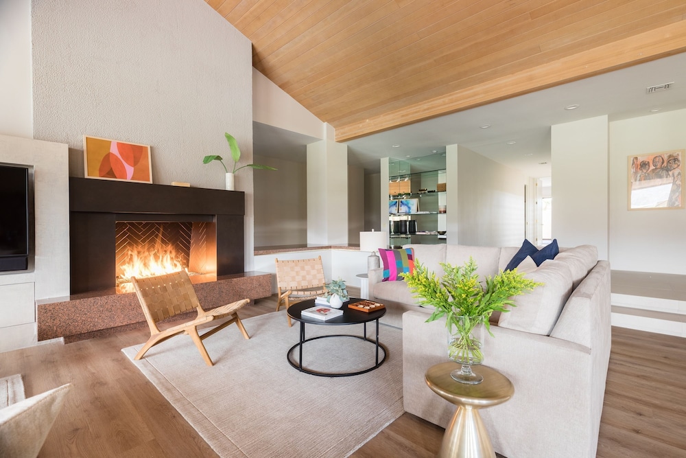 Moonshine by Avantstay Modern Stylish Estate w Bar Fire Pit Hot Tub 5 bd