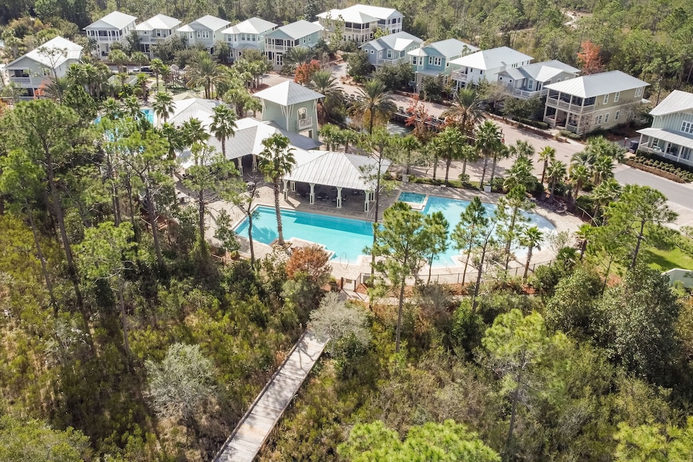 Pearl by Avantstay Idyllic Seaside Getaway w 2 Large Decks Lush Garden