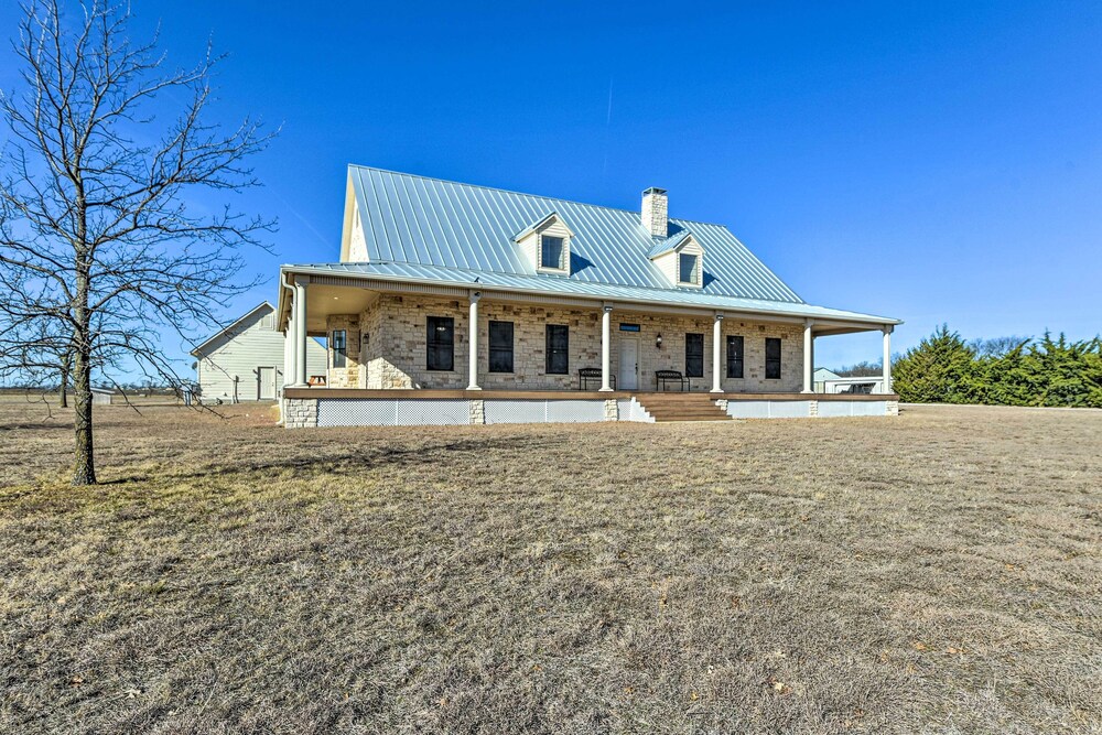 8 Mi to White Rock Lake: Spacious Krum Home