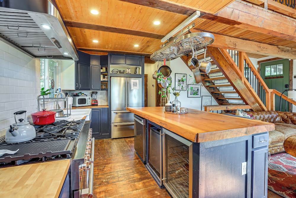3 Mi to Lake Arrowhead Village: Dog-friendly Cabin