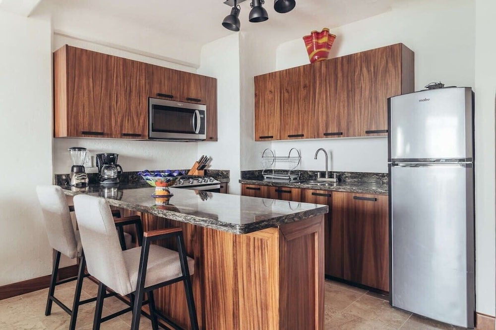 Ocean View 1Br Condo-balcony-beach-pool - 502