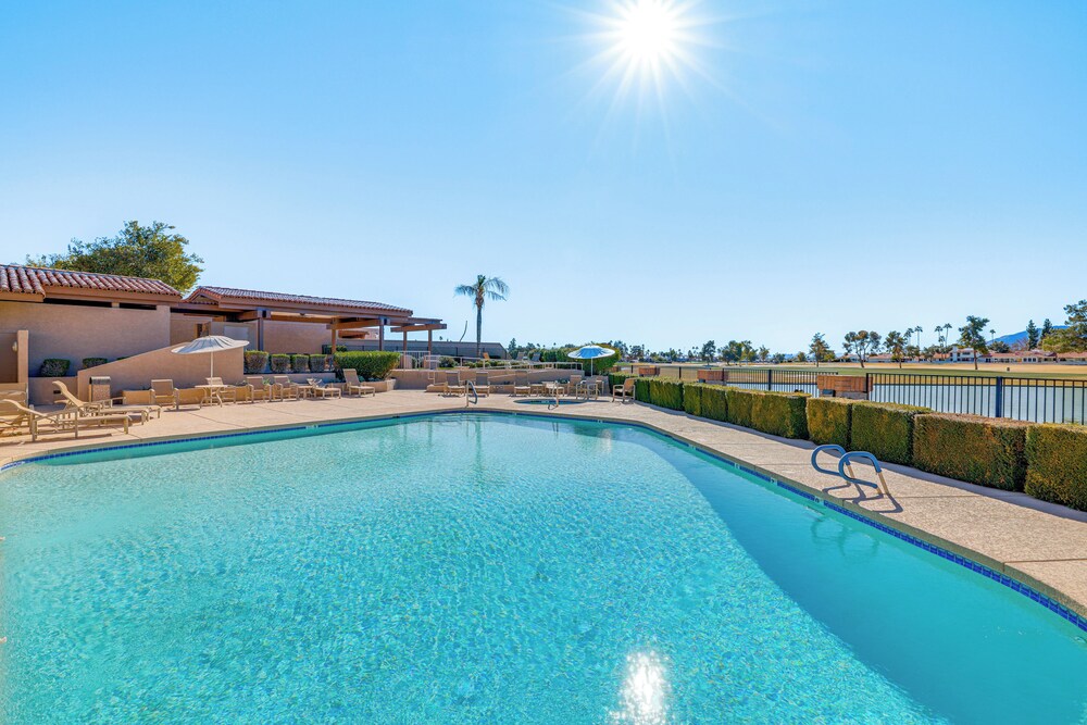 Modern Scottsdale Townhome w/ Heated Pool Access