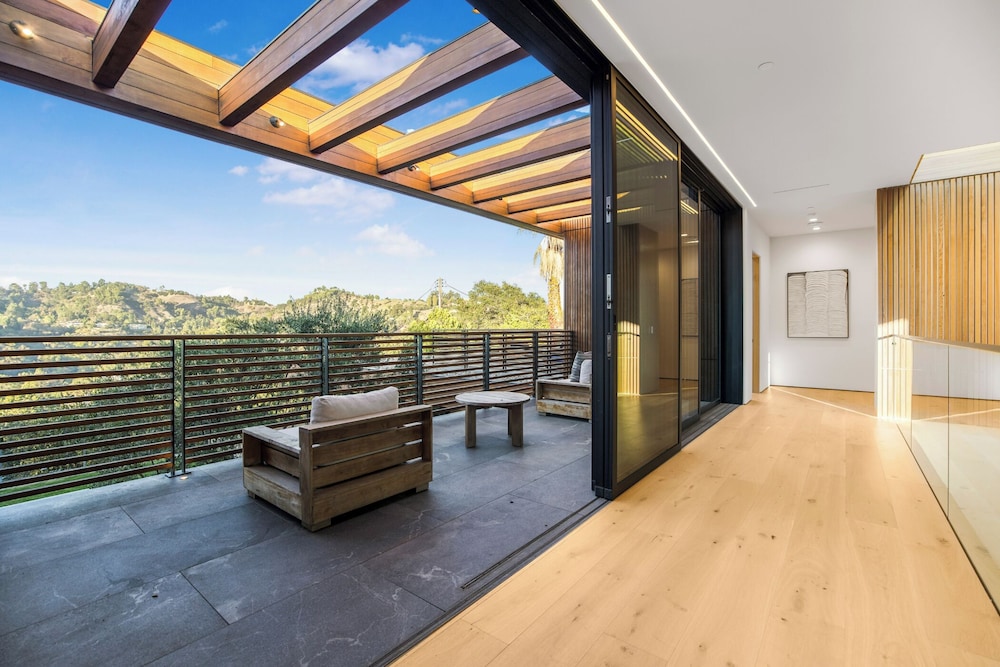 Oak Pass Manor: Indoor-outdoor Luxury With Pool, Sauna & Panoramic Views