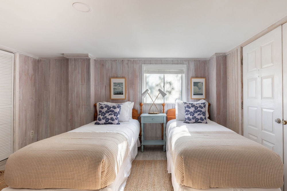 Sandpiper by Avantstay Gorgeous Beachside Home w Spacious Yard Chic Design