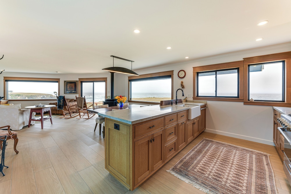 Walk to Beach: Luxury Oceanfront Escape in Caspar