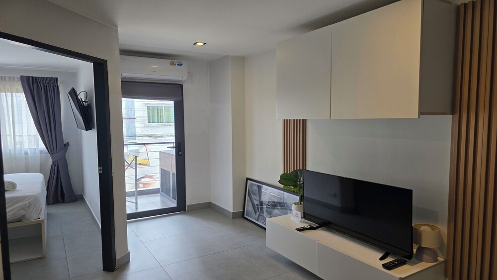 Bright & Breezy -1BR T1 211