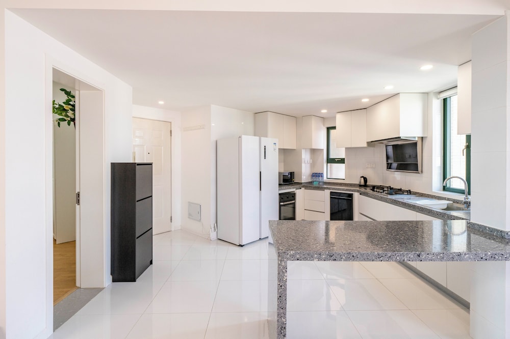 Tyms Spacious 4BR 2BA Apt Xujiahui