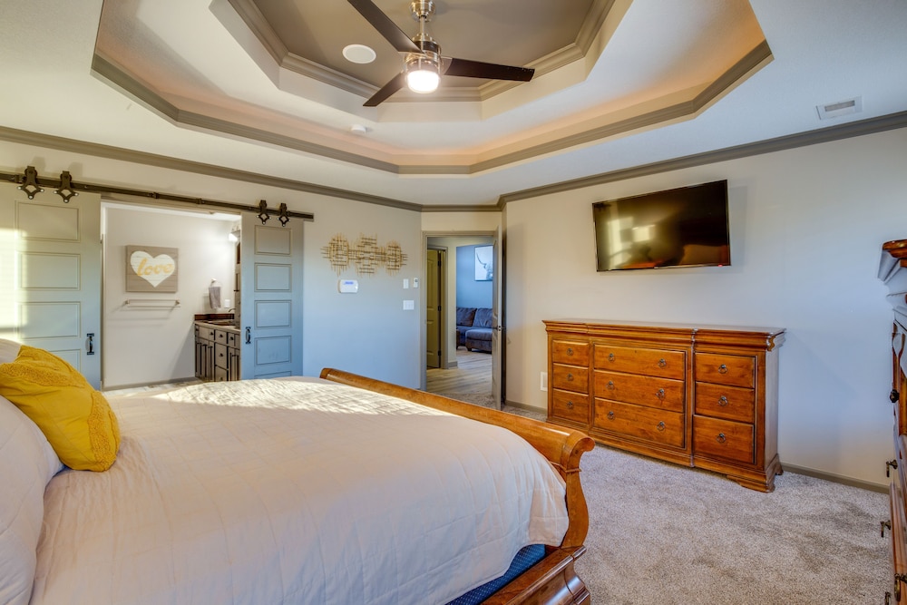 Luxe Missouri Getaway w/ Hot Tub Fire Pit! - Property Image 34