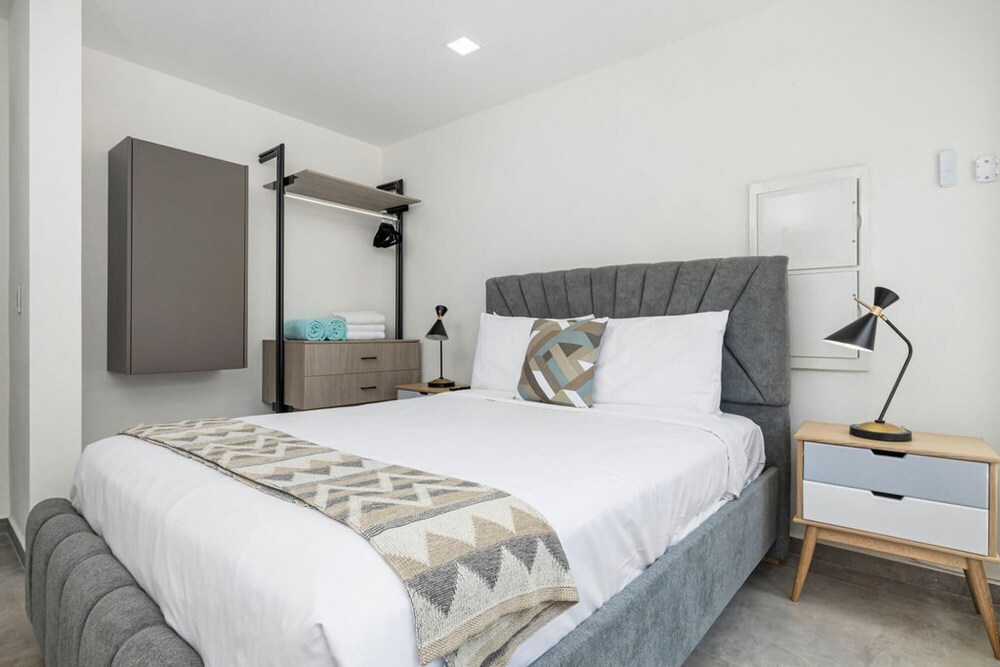 NEW 6 Bedroom Villa 2min Eagle Beach Palm Beach