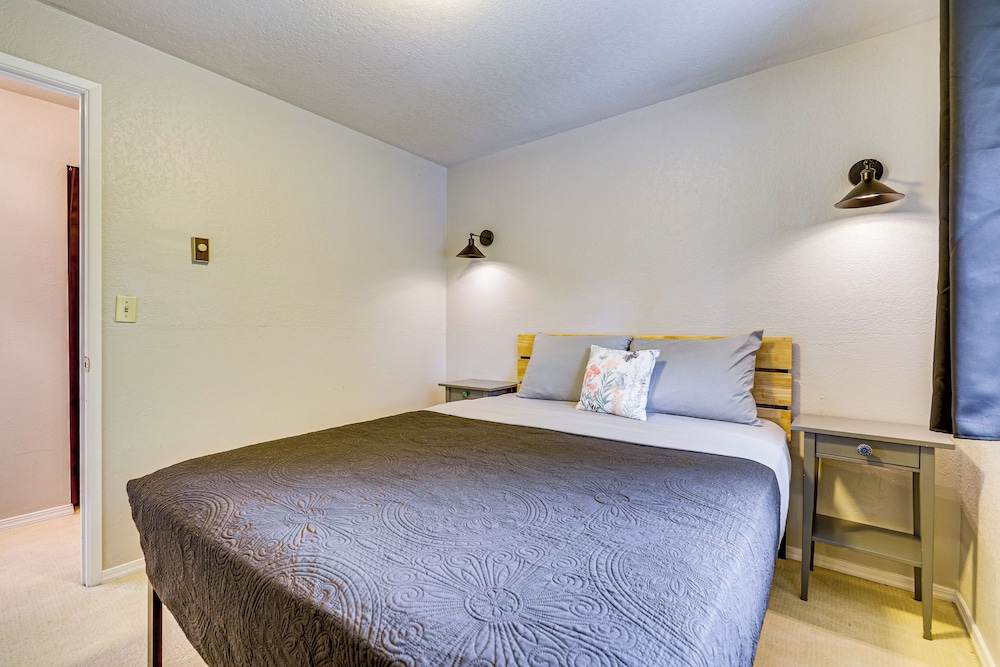Walk to Lake Stevens: Duplex w/ Fire Pit!