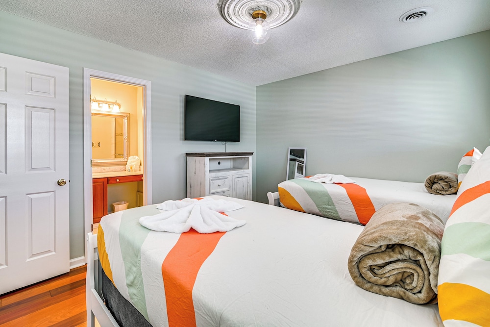 Steps to Sand: Walkable Condo in Myrtle Beach!