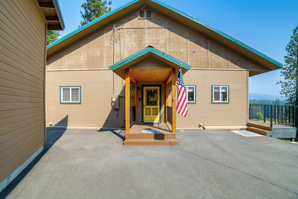Mtn-view Oasis w/ Pool Access in Garden Valley