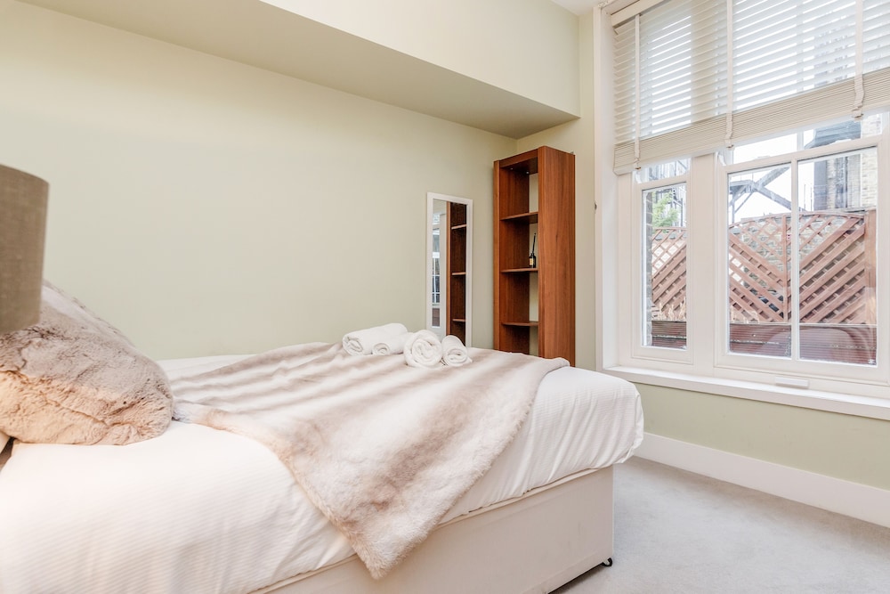 Stylish 3 Bed 3 bath in Kens High St