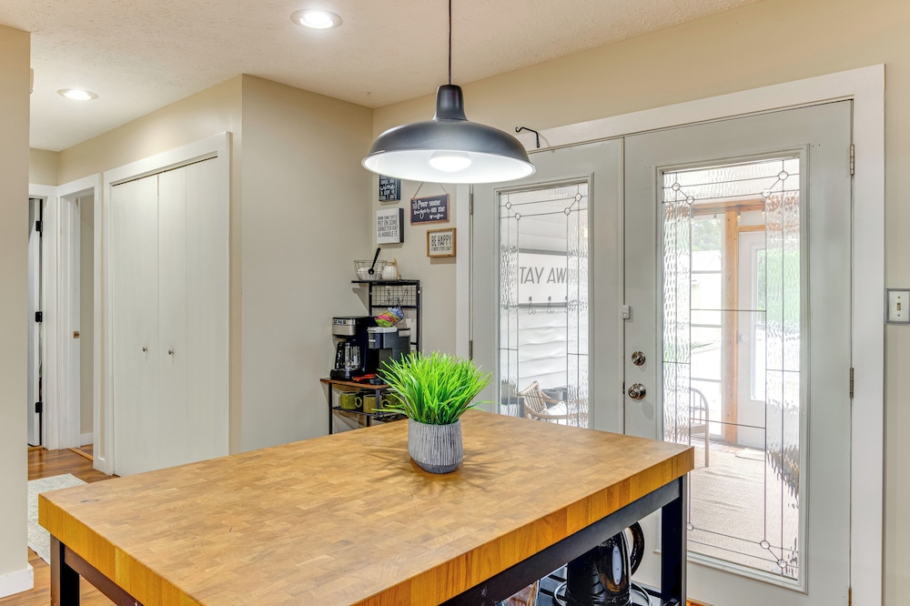14 Mi to Dtwn Indy: Family Gem w/ Yard