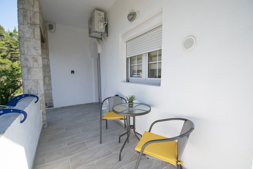 Forest View Apartment 2 by Rentalspro