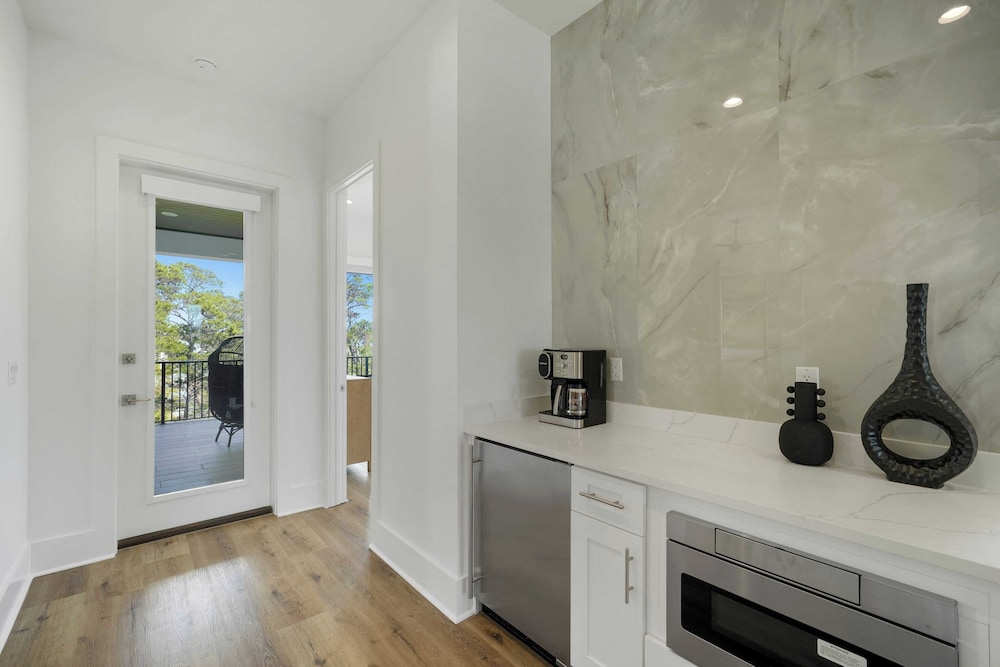 7 Bedroom Serentiy Sands Cottage with Heated Pool and Spa