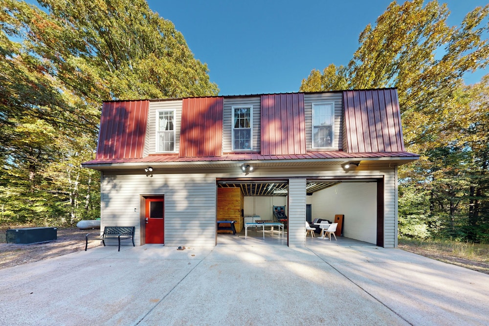 2BR House w/ A/C & Games, Close to Lake