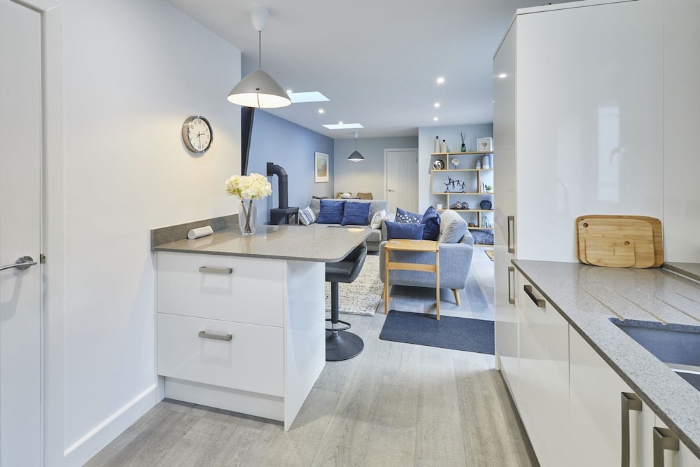 Host Stay Harrow Bothy