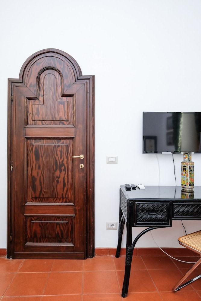Trastevere Charming Retreat on Cobblestone Street