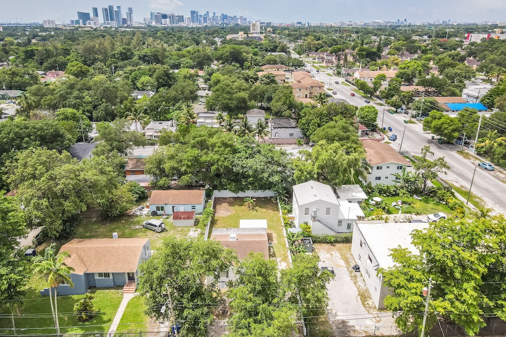 Upper Design District 3BD Home w/Jacuzzi and Backyard