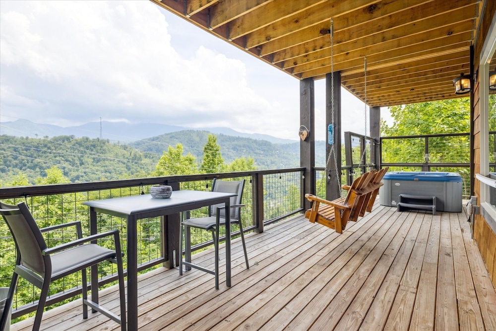 Gorgeous Cabin w Hot Tub Firepit Gameroom