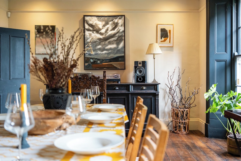 Stunning 8-Bedroom Home in Painswick