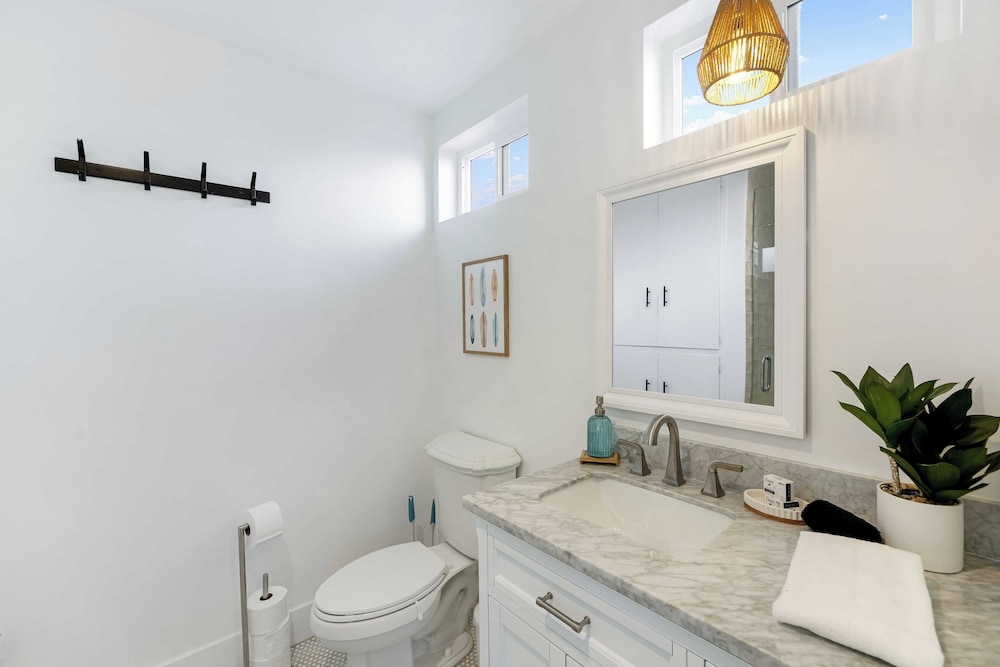Steps to Sand! 2 Homes in 1 Sleeps 19, Outdoor Space, Walk to Shops & Dining