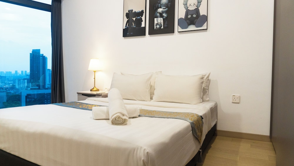Moonway Luxury Suites At Eaton Residence