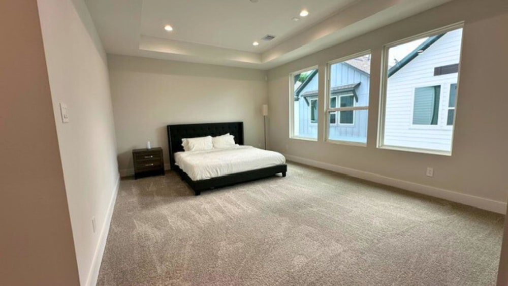 Cozy Modern Retreat 10 Mins to Heights Downtown