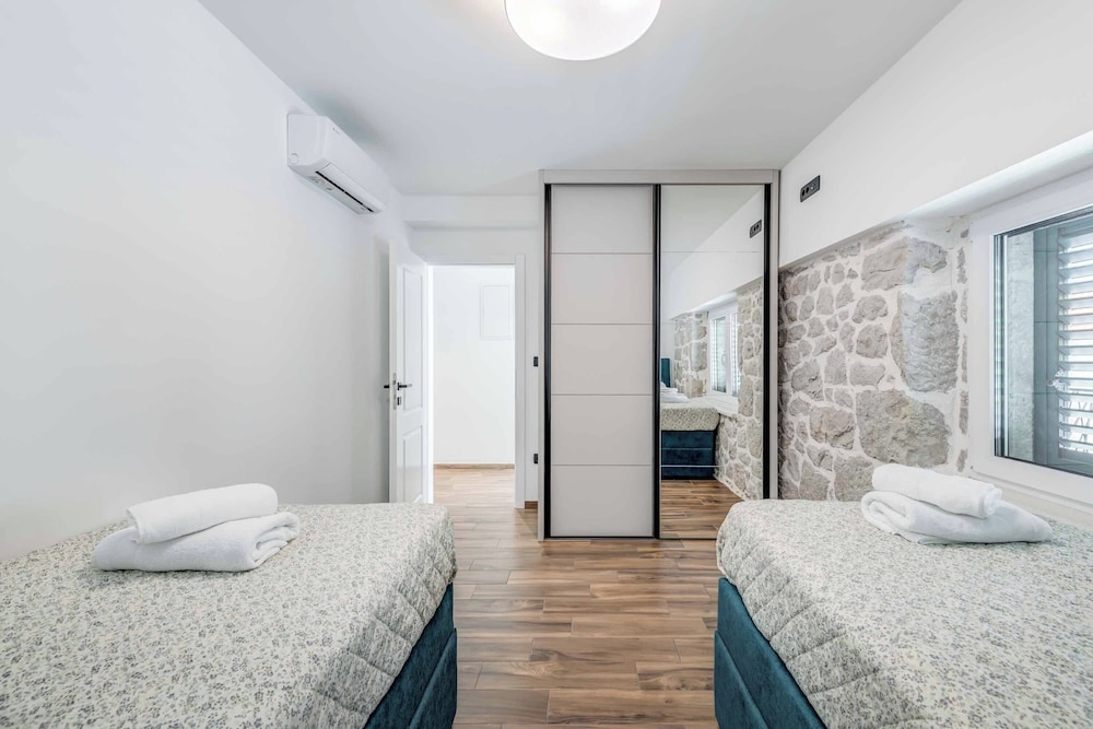 Villa Elegant Stone
