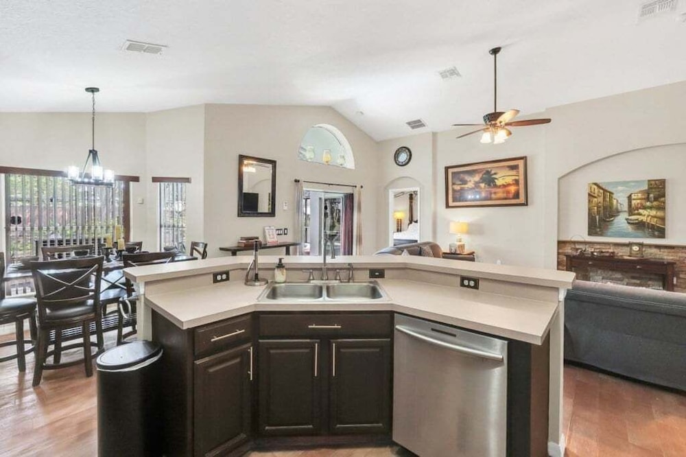 Large 4 bedroom Pool Home With Relaxing Vibes 4 Villa