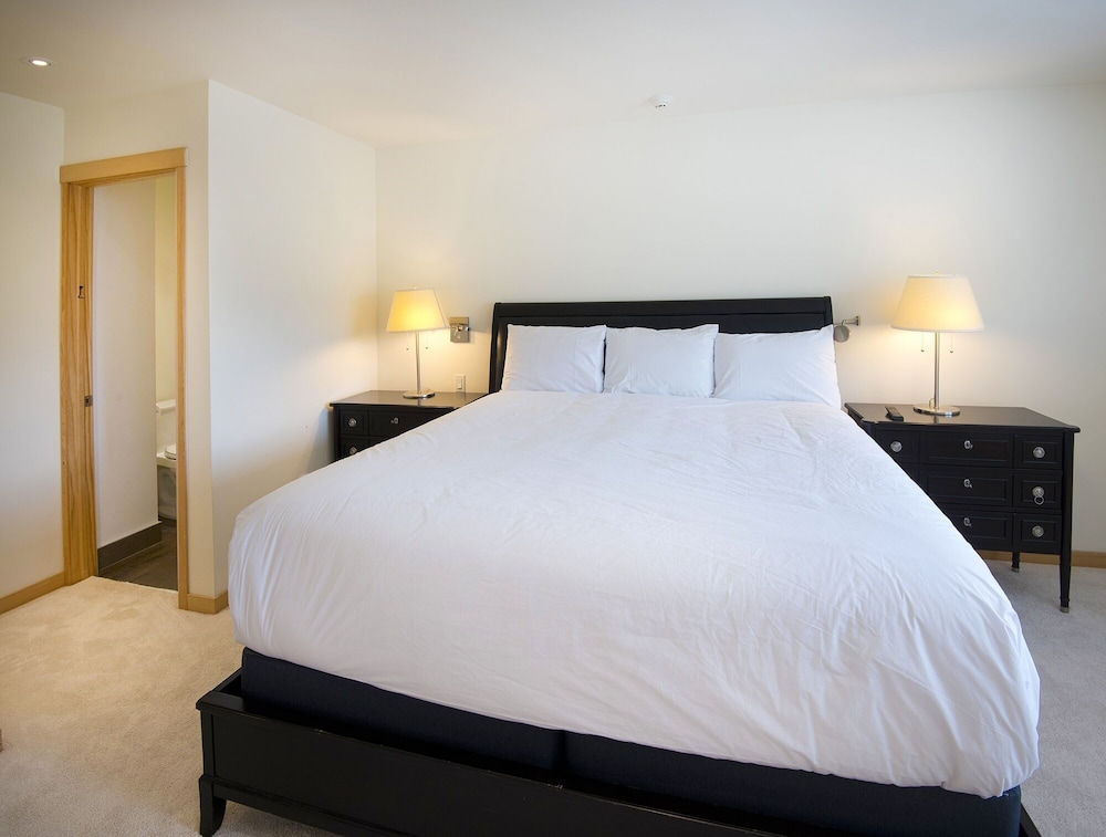Eiger 9 3 Bedroom Condo by RedAwning view 4