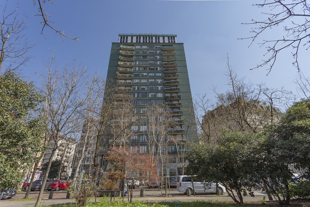 Skyline view Biancamano 1 bdr with balcony by Rentopolis