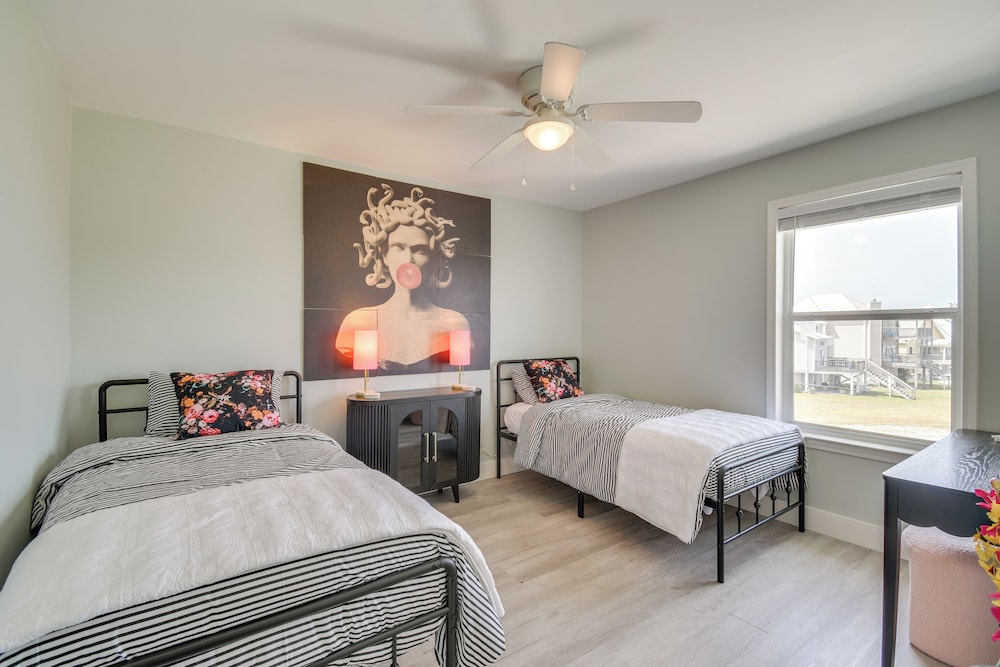 2 Blocks to Beach: Gulf Shores Getaway w/ Dock!