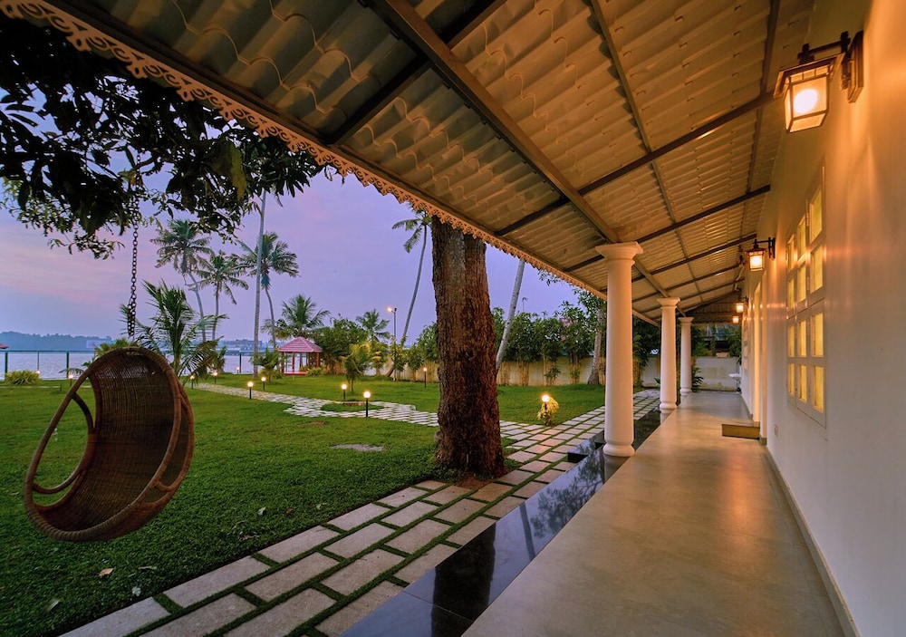 Ashtamudi Lake Villa by VOYE HOMES