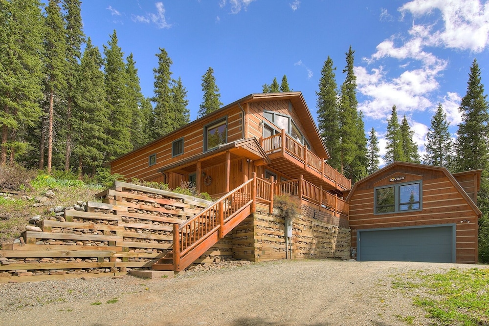 Daniels Mountain View Log 4 Bedroom Home by RedAwning