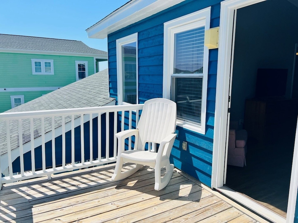 Just Breeze 'n 4 Bedroom Home by RedAwning