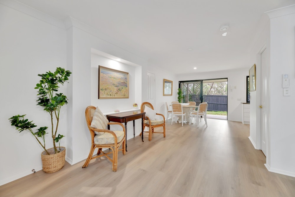 Homely 3-bed Townhouse With Pool & Gym Access