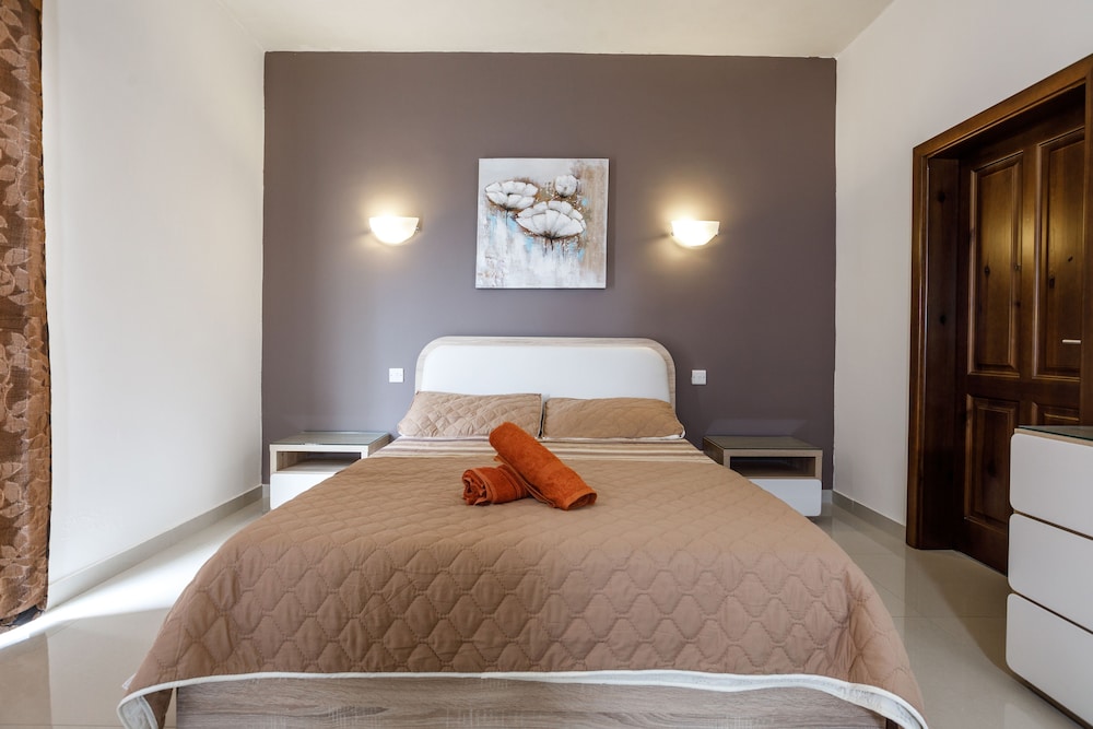 Hotel Dolphin Court Gozo - Image 1