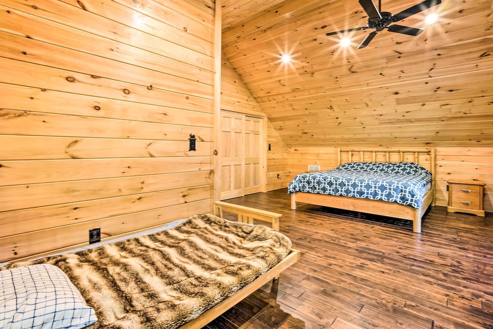 Londonderry Chalet w/ Deck, Fire Pit & Views! view 4