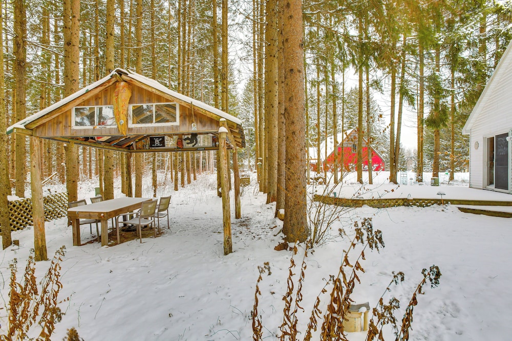< 1 Mi to Snowmobile Trails: Cozy Cadillac Retreat