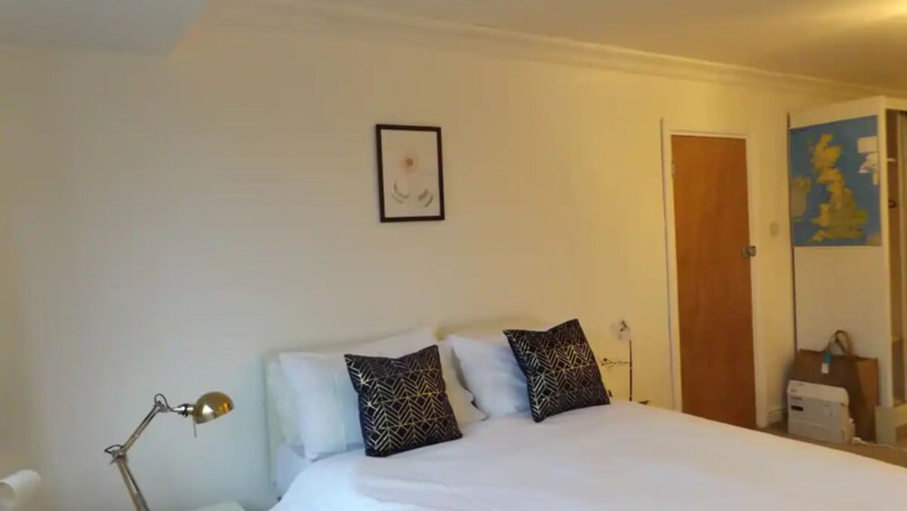 Room in Guest Room - Comfortable Single Room in Coventry view 5