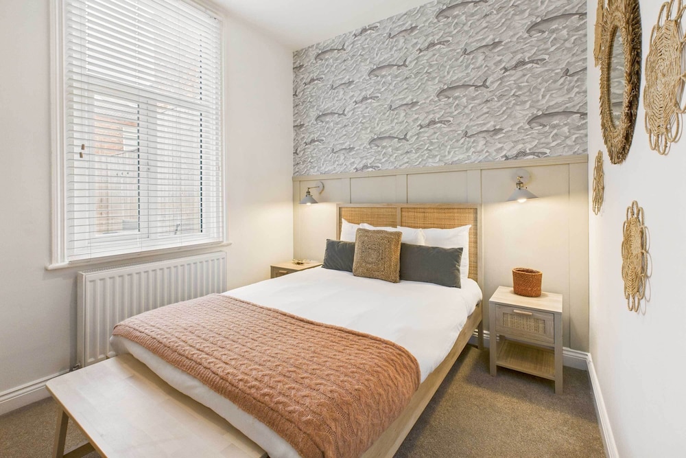 Host Stay Surf Jewel