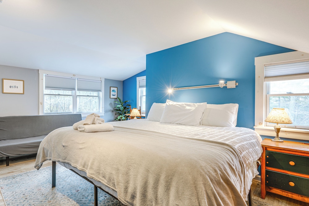 2 Mi to Mt Snow: Warm & Cozy Family Winter Retreat