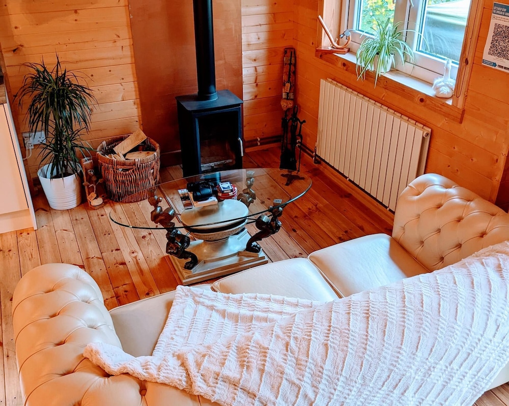 Swan Lodge With Hot Tub, Sauna and Treatments view 3