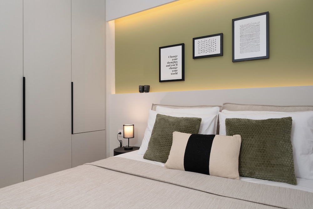 Spacious & Stylish Athens Apartment - Walk To Metro